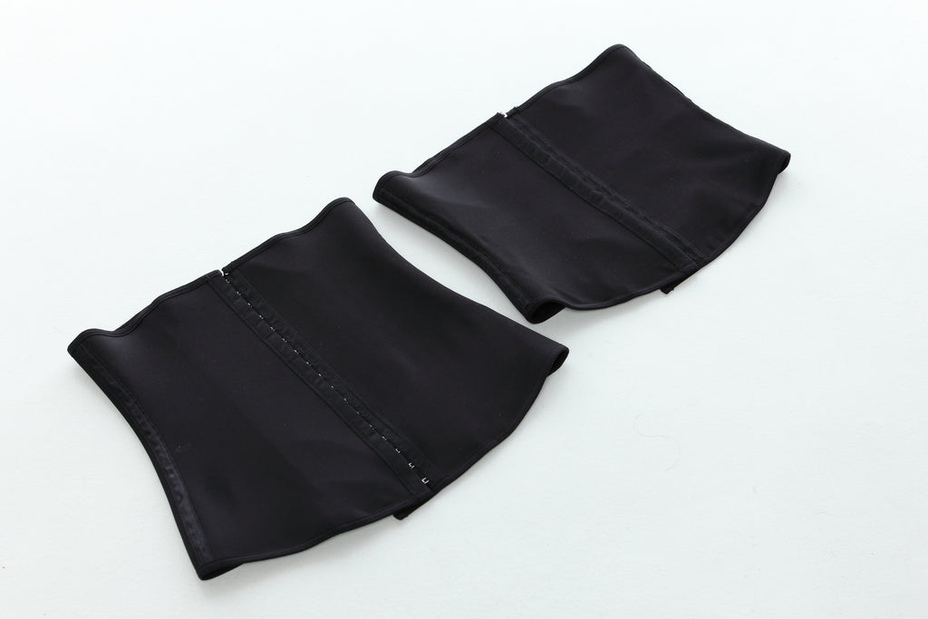 Vista posterior de la cinturilla corta Mi Care negra.