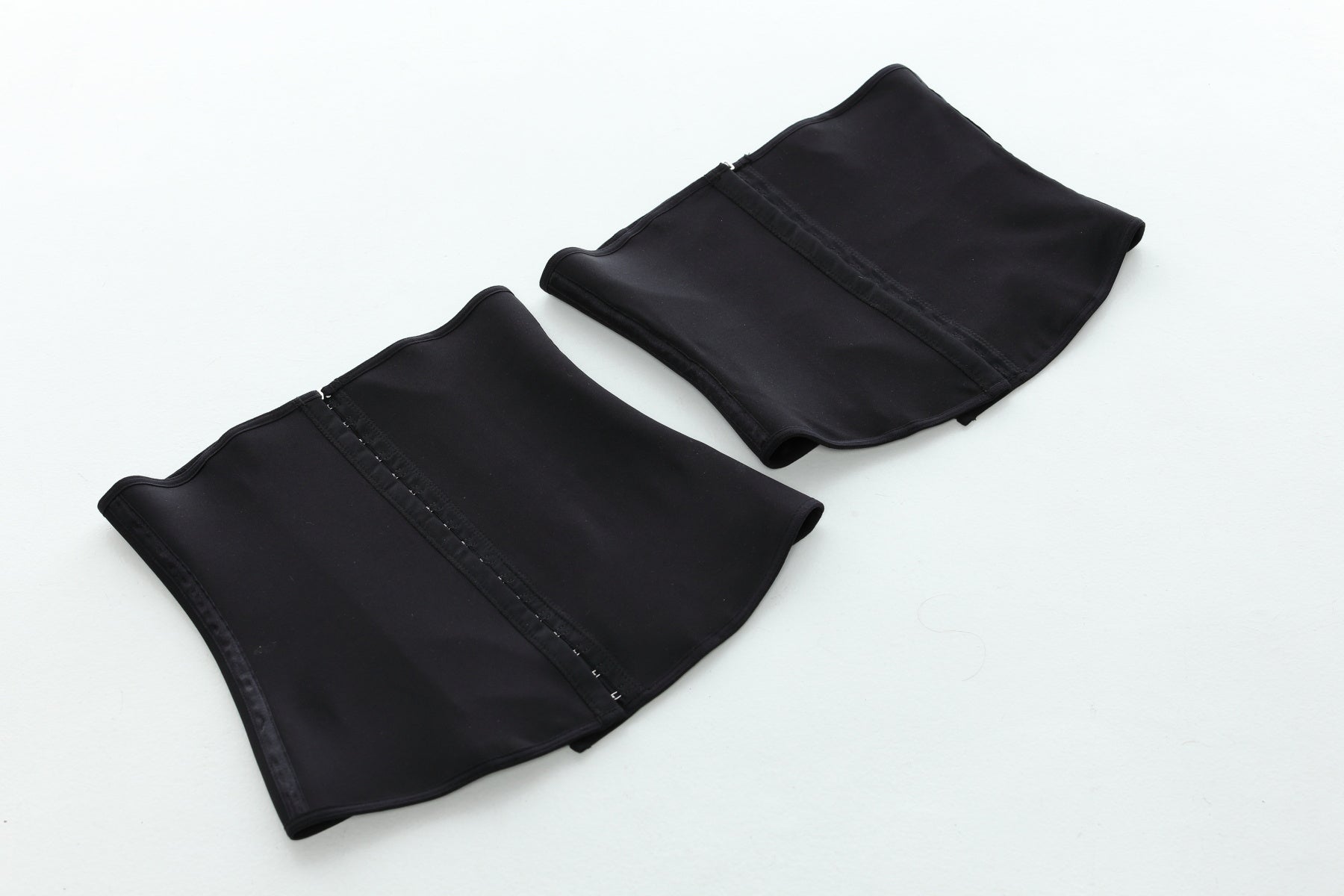 Vista posterior de la cinturilla corta Mi Care negra.