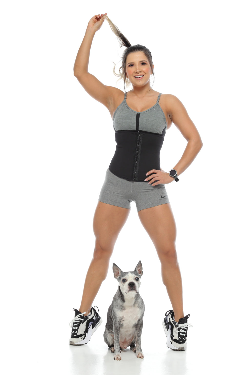 Cierre con broches metálicos y acabado interno en algodón.