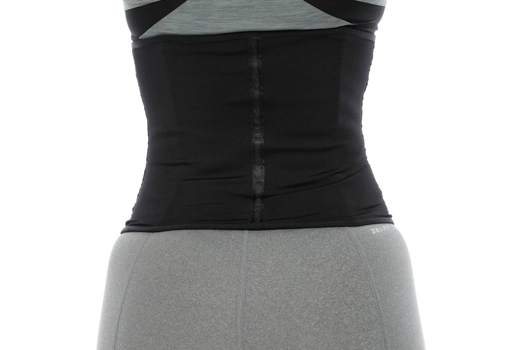 Mujer usando cinturilla de látex larga Mi Care con control extendido, vista frontal.