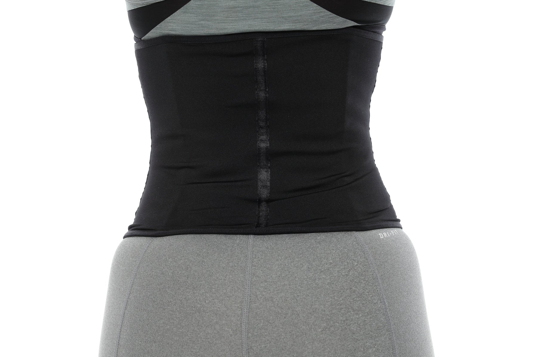 Mujer usando cinturilla de látex larga Mi Care con control extendido, vista frontal.