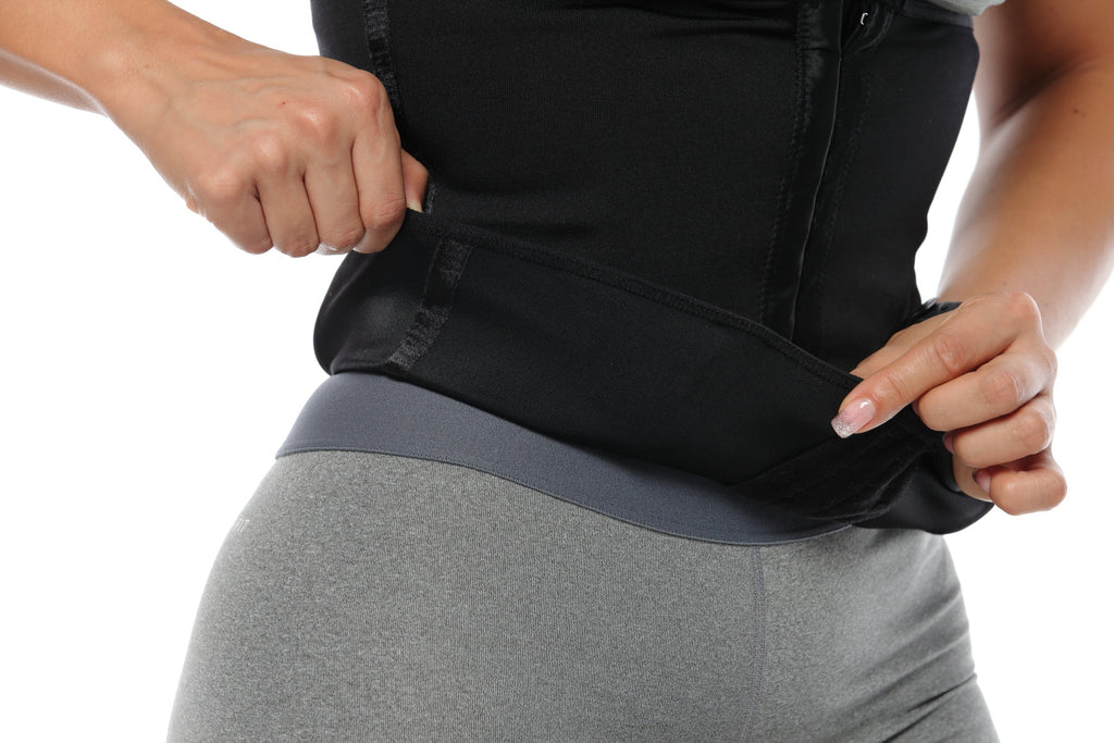 Modelo con cinturilla Mi Care larga en look deportivo gris.