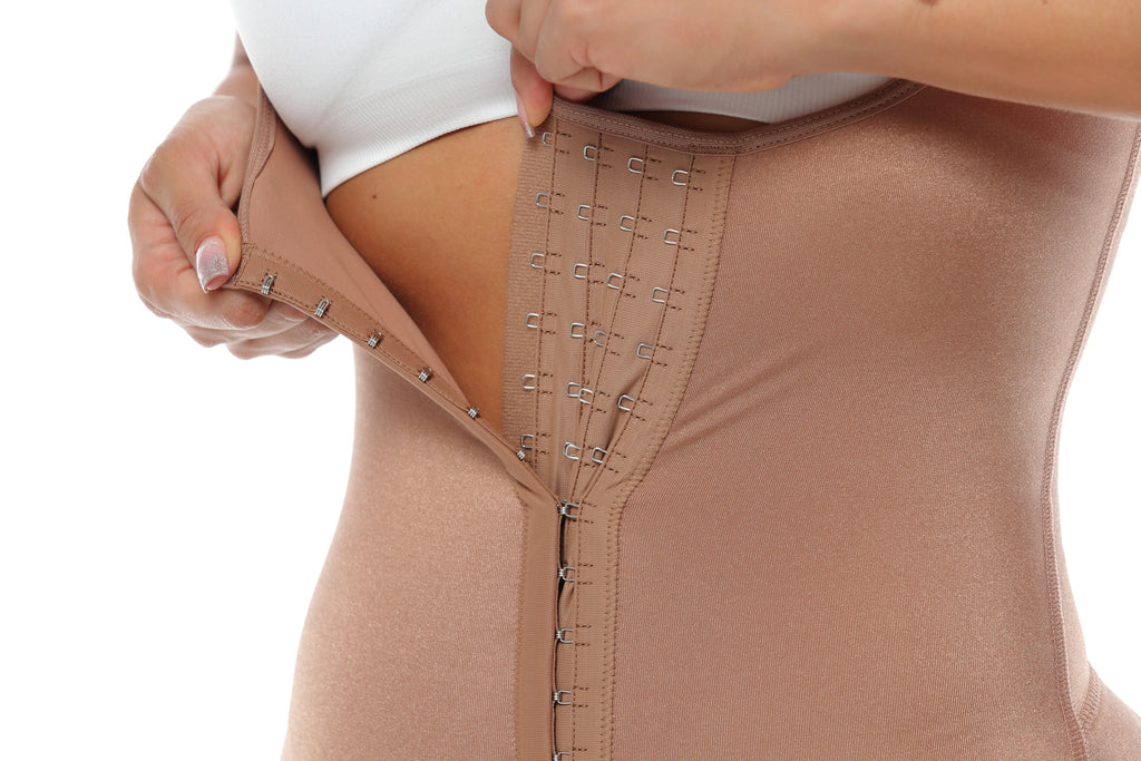 Vista posterior de faja Mi Care con abertura íntima y ajuste en glúteos.