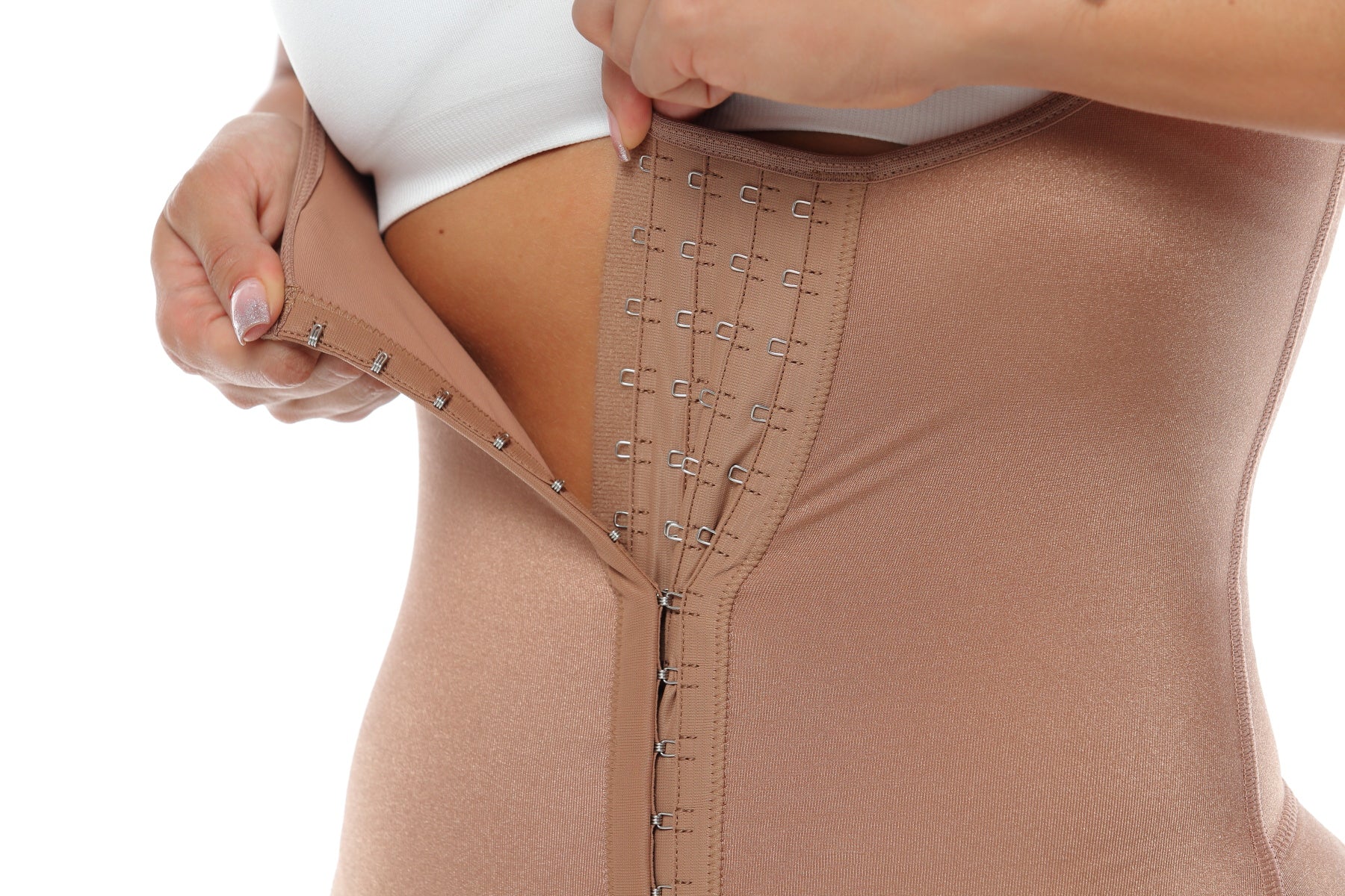 Vista posterior de faja Mi Care con abertura íntima y ajuste en glúteos.