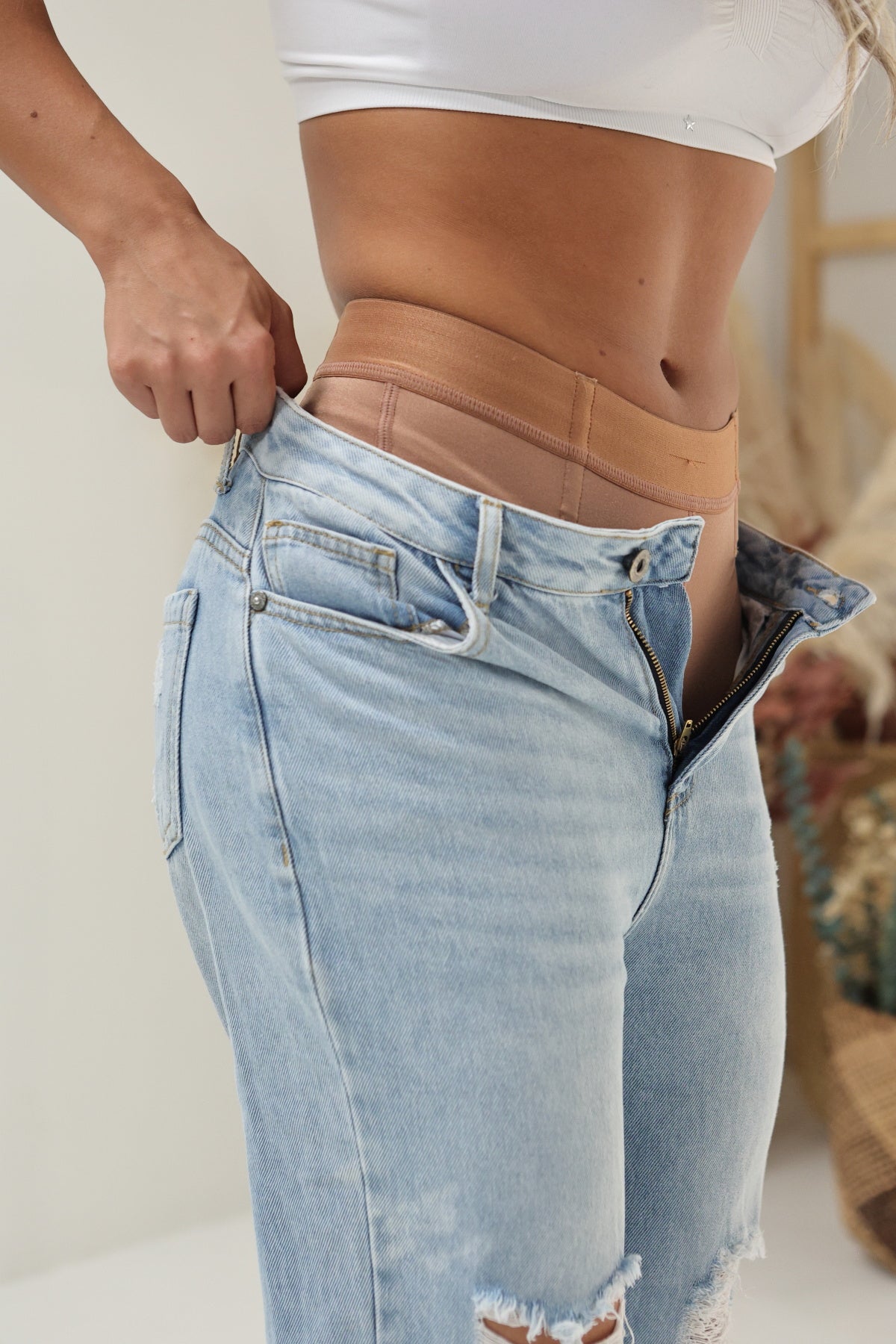 Short Mi Care mostrando ajuste invisible bajo la ropa.